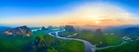 Foto de Panorama de la bahía de Phang Nga con montañas al atardecer en Tailandia. - Imagen libre de derechos