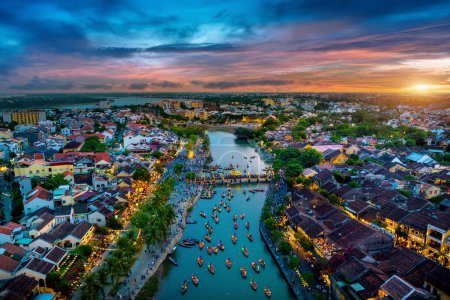 Foto de Hoi Una antigua ciudad y el río Hoai en el crepúsculo, Vietnam. - Imagen libre de derechos