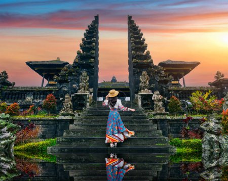 Foto de Mujeres turistas de pie en el templo Besakih en Bali, Indonesia. - Imagen libre de derechos