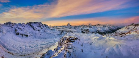 Foto de Panorámica de Matterhorn y alpes suizos en Zermatt, Suiza. Matterhorn al atardecer. - Imagen libre de derechos