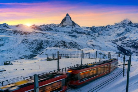 Téléchargez les photos : Cervin et Alpes suisses à Zermatt, Suisse. Cervin au coucher du soleil. - en image libre de droit