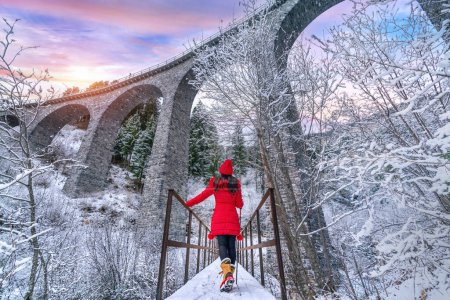 Téléchargez les photos : Visite touristique Landwasser Viaduc patrimoine mondial dans les Alpes suisses paysage d'hiver de neige, Suisse. - en image libre de droit