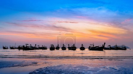 Téléchargez les photos : Silhouette de bateau Longtail au coucher du soleil. Plage ferroviaire à Krabi, Thaïlande. - en image libre de droit