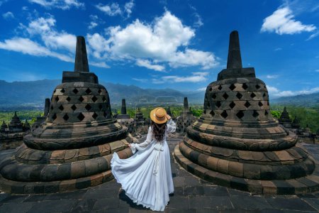 Foto de Turista visitando en el antiguo templo budista más grande de Borobudur en Java Indonesia. - Imagen libre de derechos