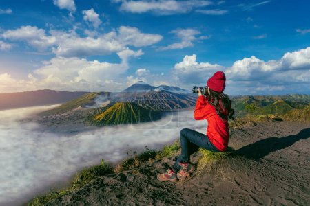Foto de Turista tomando fotos en el volcán Monte Bromo (Gunung Bromo) en el Parque Nacional Bromo Tengger Semeru, Java Oriental, Indonesia. - Imagen libre de derechos