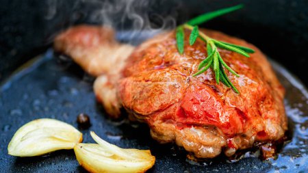 Foto de Filete a la parrilla Wagyu filete y romero en placa de hierro caliente. Prima carne de res freír en tostadora eléctrica. - Imagen libre de derechos