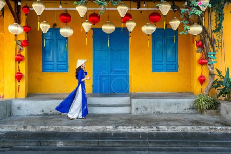 Foto de Mujer asiática vistiendo la cultura vietnam tradicional en Hoi an, Vietnam. - Imagen libre de derechos