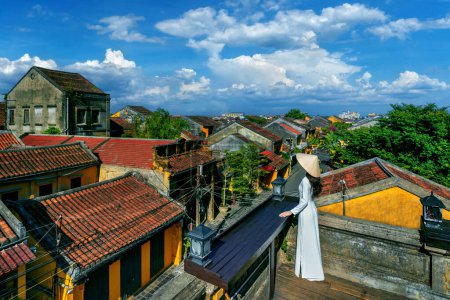 Foto de Turista disfrutando de mirador en la azotea en Hoi una antigua ciudad, Vietnam. - Imagen libre de derechos