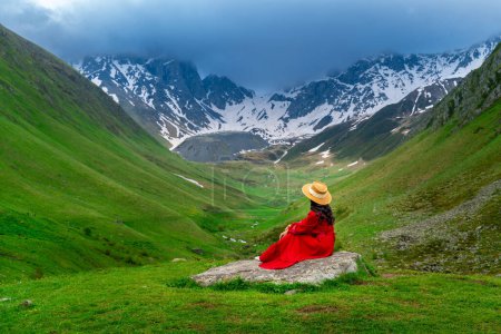 Foto de Turista disfrutar de la vista del paisaje del valle de la montaña en Juta, Georgia. - Imagen libre de derechos