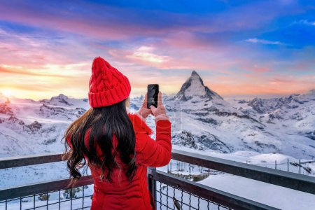 Foto de Turista tomando fotos en Matterhorn y los Alpes suizos en Zermatt, Suiza. - Imagen libre de derechos