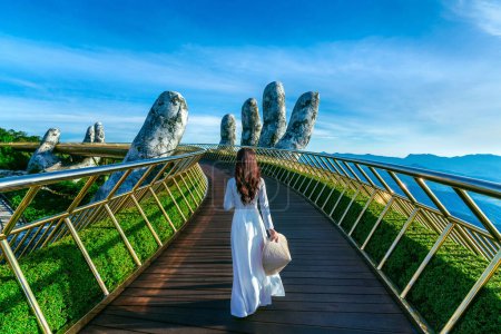 Téléchargez les photos : Promenade touristique au Golden Bridge à Danang Vietnam. - en image libre de droit