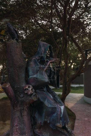 Foto de Ica, Perú - 27 de diciembre de 2022: Estatua de bruja de Huarango en el Parque Temático Cachiche Witch, Ica Perú - Imagen libre de derechos