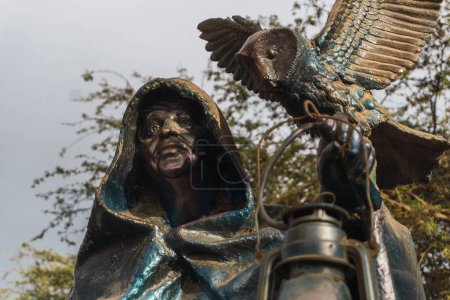 Foto de Ica, Perú - 27 de diciembre de 2022: Estatua de bruja de la sabiduría en el Parque Temático de la Bruja de Cachiche, Ica Perú - Imagen libre de derechos