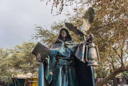 Foto de Ica, Perú - 27 de diciembre de 2022: Estatua de bruja de la sabiduría en el Parque Temático de la Bruja de Cachiche, Ica Perú - Imagen libre de derechos
