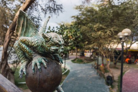 Foto de Ica, Perú - 27 de diciembre de 2022: Estatua de una gárgola en el parque temático brujas de Cachiche ica Perú - Imagen libre de derechos