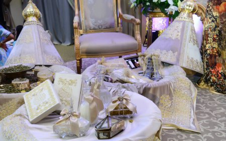 Téléchargez les photos : Tyafer marocain, récipients-cadeaux traditionnels pour la cérémonie de mariage, décorés de broderies dorées ornées.Cadeaux marocains henné .wedding pour la mariée - en image libre de droit