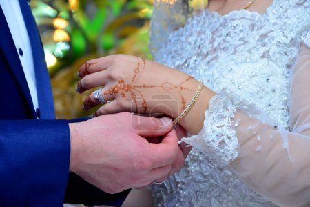 Téléchargez les photos : Close up of moroccan couples hands at a wedding, concept of marriage, moroccan wedding - en image libre de droit