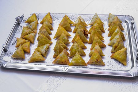 Foto de Primer plano de Briouats de almendras marroquíes servidos en plat - Un briouat o briwat es un pastr dulce o salado - Imagen libre de derechos
