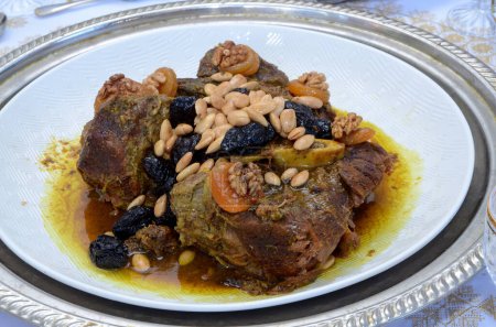 Plato de carne marroquí con albaricoques y ciruelas para decorar