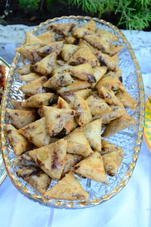 Foto de Primer plano de Briouats de almendras marroquíes servidos en plat - Un briouat o briwat es un pastr dulce o salado - Imagen libre de derechos