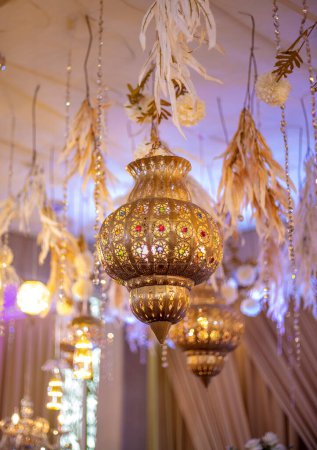 Téléchargez les photos : Lampes souvenir marocaines traditionnelles sur le souk du marché local à Marrakech médina. Travail à la main, différentes formes - en image libre de droit