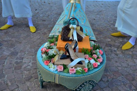 Téléchargez les photos : Tyafer marocain, récipients cadeaux traditionnels pour la cérémonie de mariage, décoré avec broderie d'or ornée.henné marocain.Cadeaux de mariage marocains pour la mariée - en image libre de droit