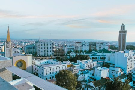 skyline de la ville avec mosquée au milieu. Tanger, Maroc