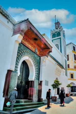 Téléchargez les photos : Skyline de la ville avec mosquée au milieu. Tanger, Maroc - en image libre de droit