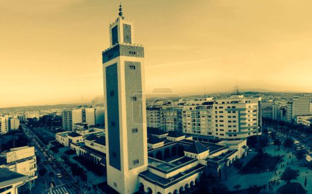 Téléchargez les photos : Skyline de la ville avec mosquée au milieu. Tanger, Maroc - en image libre de droit