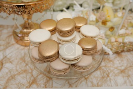 Luxus-Vanille-Karamell-Makronen auf Goldgrund