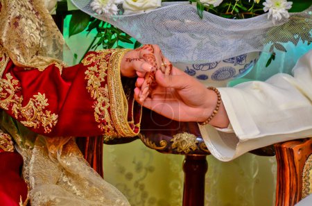 Una mano de pareja de boda marroquí