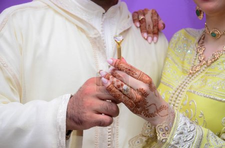 Téléchargez les photos : Tatouage au henné sur le henné Hand.wedding de la mariée - en image libre de droit
