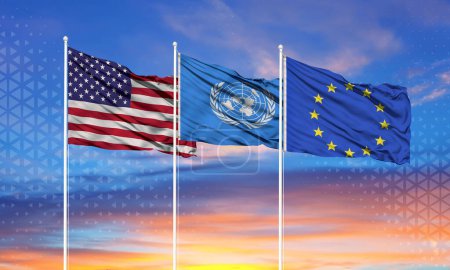 Téléchargez les photos : Trois drapeaux réalistes de l'Union européenne, des États-Unis et des Nations unies sur les mâts et le sk bleu - en image libre de droit