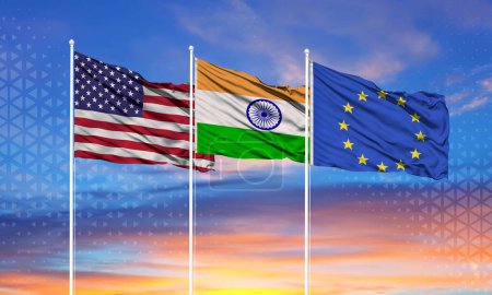 Téléchargez les photos : Trois drapeaux réalistes de l'Union européenne, des États-Unis et de l'Inde sur les mâts et le ciel bleu - en image libre de droit