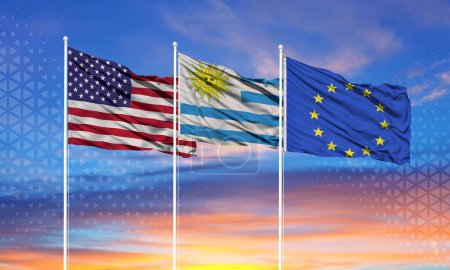 Foto de Banderas de la Unión Europea, Estados Unidos y uruguay sobre asta de bandera y cielo azul - Imagen libre de derechos