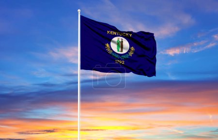 Téléchargez les photos : Drapeau du Kentucky sur les mâts et le sk bleu - en image libre de droit