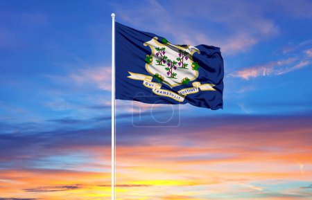 Foto de Bandera de Connecticut en asta de bandera y azul sk - Imagen libre de derechos
