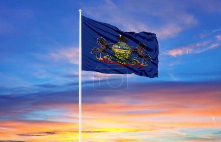 Foto de Bandera de Pensilvania en asta de bandera y cielo azul. Concepto patriótico sobre el estado. - Imagen libre de derechos