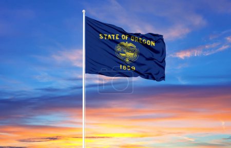 Téléchargez les photos : Drapeau de l'Oregon sur les mâts et le ciel bleu. Concept patriotique de l'Etat. - en image libre de droit