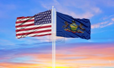 Foto de Estados Unidos y Pensilvania dos banderas en asta de bandera y azul sk - Imagen libre de derechos