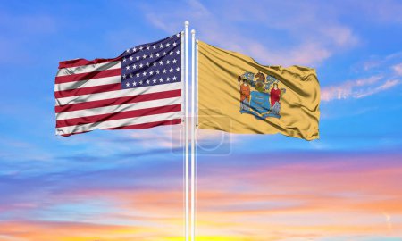 Foto de Estados Unidos y Nueva Jersey dos banderas en asta de bandera y azul sk - Imagen libre de derechos