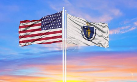 Foto de Estados Unidos y Massachusetts dos banderas en asta de bandera y azul sk - Imagen libre de derechos