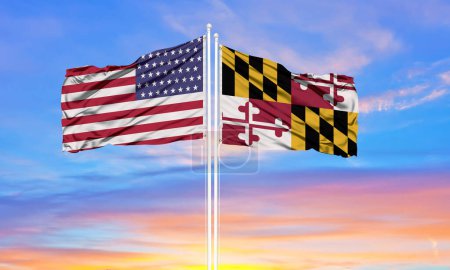 Foto de Estados Unidos y Maryland dos banderas en asta de bandera y azul sk - Imagen libre de derechos