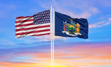 Foto de Estados Unidos y Nueva York dos banderas en asta de bandera y azul sk - Imagen libre de derechos