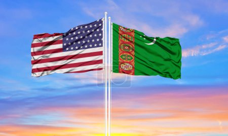 Téléchargez les photos : États-Unis et Turkménistan deux drapeaux sur les mâts et ciel nuageux bleu. Concept de diplomatie, relations internationales - en image libre de droit