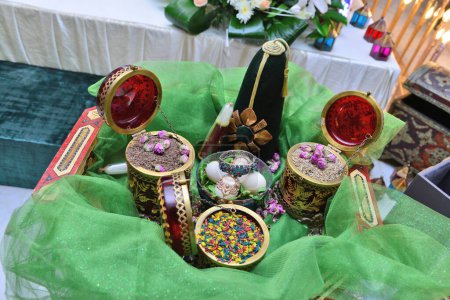 Foto per Tyafer marocchino, contenitori regalo tradizionali per la cerimonia di nozze, decorato con ricami dorati ornati. Hennè marocchino. Regali di nozze per l'ibrido - Immagine Royalty Free