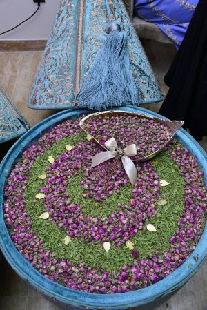 Foto per Tiafer marocchino, contenitori regalo tradizionali per la cerimonia nuziale, decorato con ricami dorati ornati. Hennè marocchino. Regalo di nozze marocchino - Immagine Royalty Free