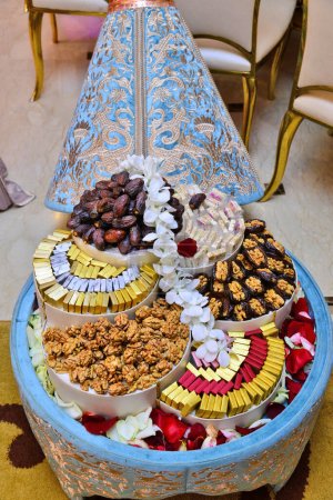 Foto per Tiafer marocchino, contenitori regalo tradizionali per la cerimonia nuziale, decorato con ricami dorati ornati. Hennè marocchino. Regalo di nozze marocchino - Immagine Royalty Free