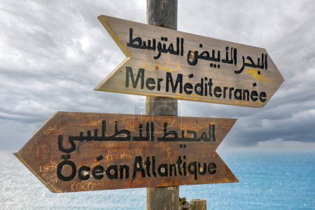 Téléchargez les photos : Signe indique la Méditerranée et la mer Atlantique, sur le signe il est dit "mer Méditerranée" "mer Atlantique - en image libre de droit