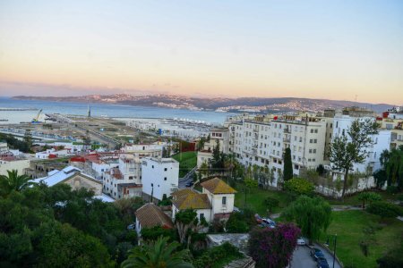 Téléchargez les photos : Le port de Tanger au Maroc offre la connexion la plus courte entre l'Afrique et l'Europe (Espagne). Les ferries rapides franchissent la distance en 35 minutes - en image libre de droit